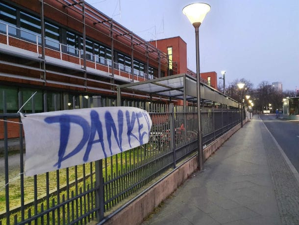 Auf dem Campus der Berliner Charité haben Besucher ein Transparent für die Ärzte und Pfleger angebracht.