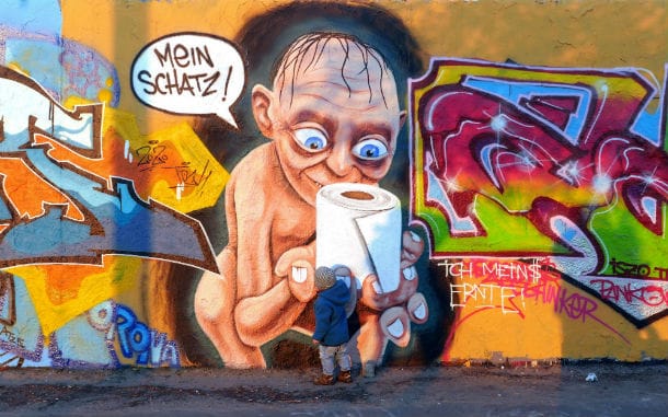 Ein Graffiti im Berliner Mauerpark zeigt Gollum aus "Herr der Ringe" mit einem ganz besonderen Schatz.