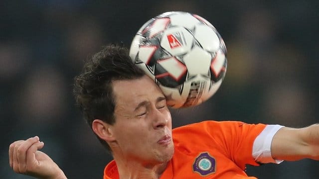 Bei einem Kopfball wirken große Kräfte.