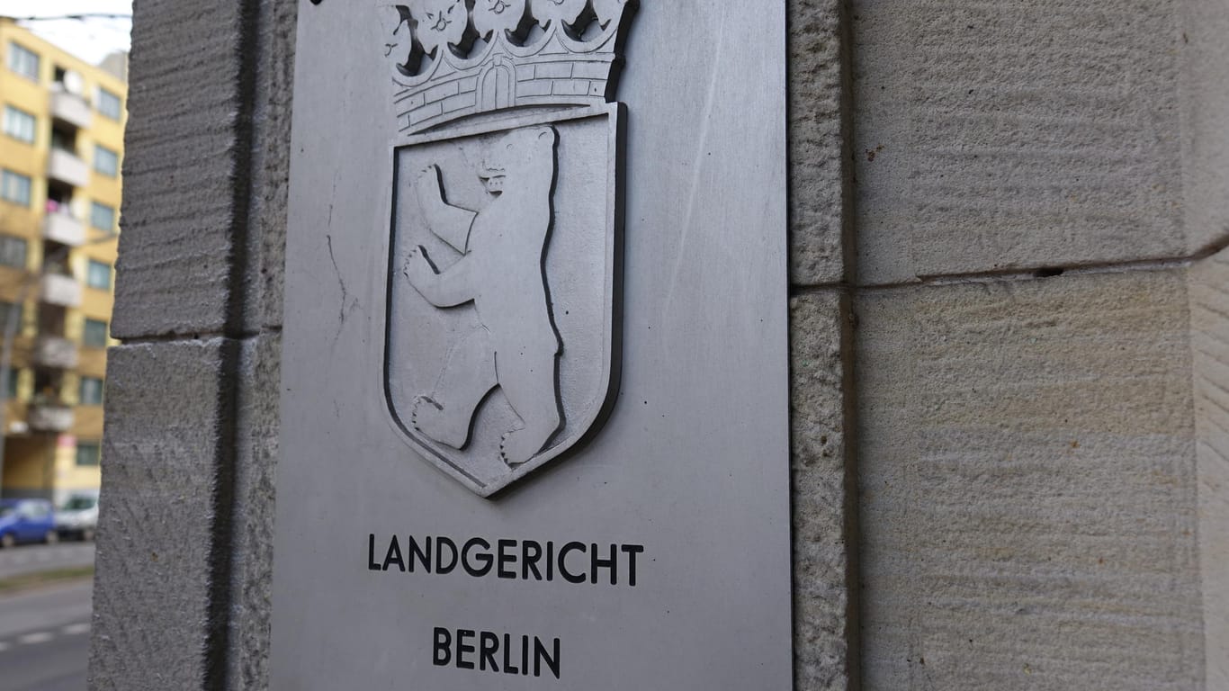 Ein Schild mit der Aufschrift "Landgericht Berlin": Hier muss sich ein 28-Jähriger wegen gefährlicher Körperverletzung verantworten.