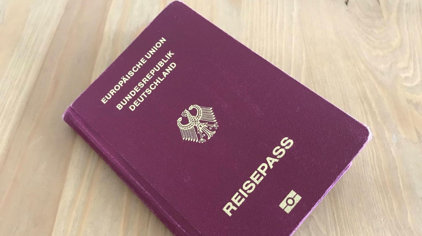 Deutscher Reisepass (Symbolfoto): Die Bundesregierung will die Einbürgerung sicherer gestalten.