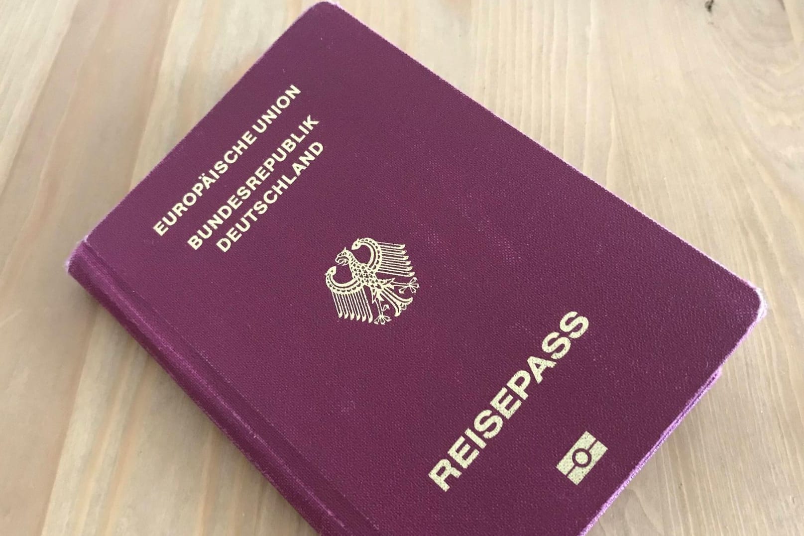 Deutscher Reisepass (Symbolfoto): Die Bundesregierung will die Einbürgerung sicherer gestalten.