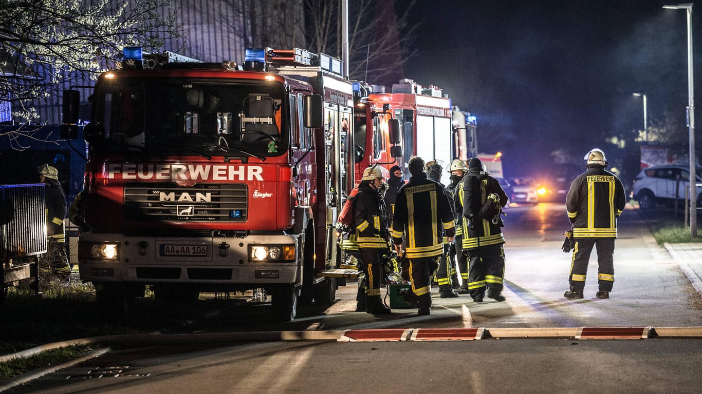 Einsatzkräfte der Feuerwehr (Symbolbild): In Bielefeld sind drei Fahrzeuge des Ordnungsamtes in Brand gesetzt worden.
