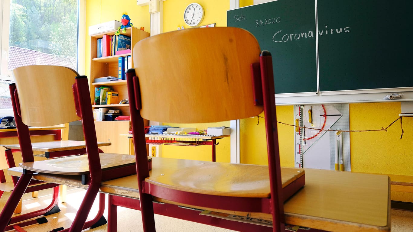 Leere Klassenzimmer: In Nordrhein-Westfalen sollen die ersten Schüler schon in der kommenden Woche wieder in die Schule gehen, um Prüfungen zu schreiben.