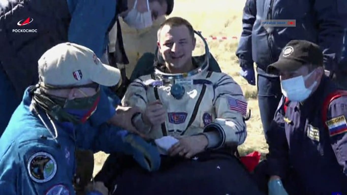 Videostandbild des US-Astronauten Andrew Morgan kurz nach der Landung der russischen Raumkapsel Sojus MS-15 in der Steppe von Kasachstan.