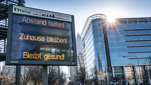 Ein Schild in Frankfurt/Main: "Abstand halten! Zuhause bleiben! Bleibt gesund!". Ein Schild in Frankfurt/Main: "Abstand halten! Zuhause bleiben! Bleibt gesund!".