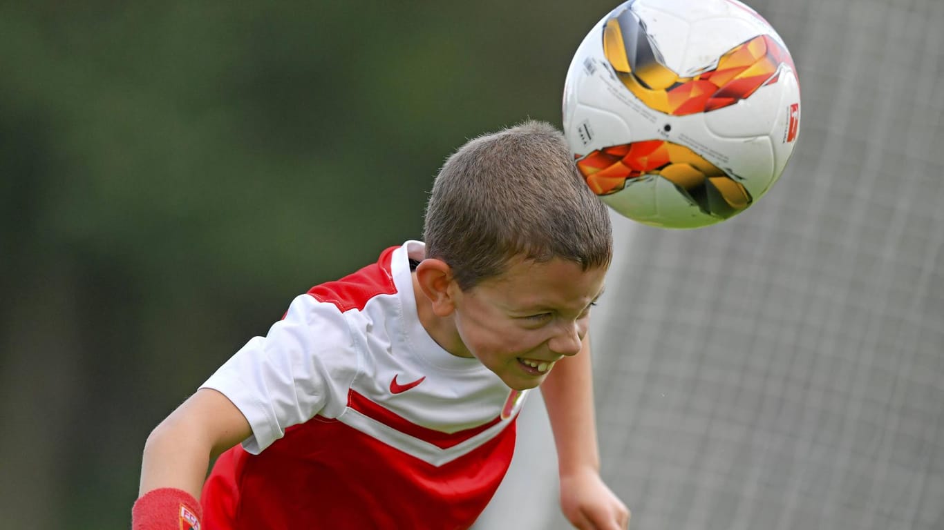 Kopfball: Ist ein Verbot von Kopfballtraining bei Kindern sinnvoll oder übertrieben?