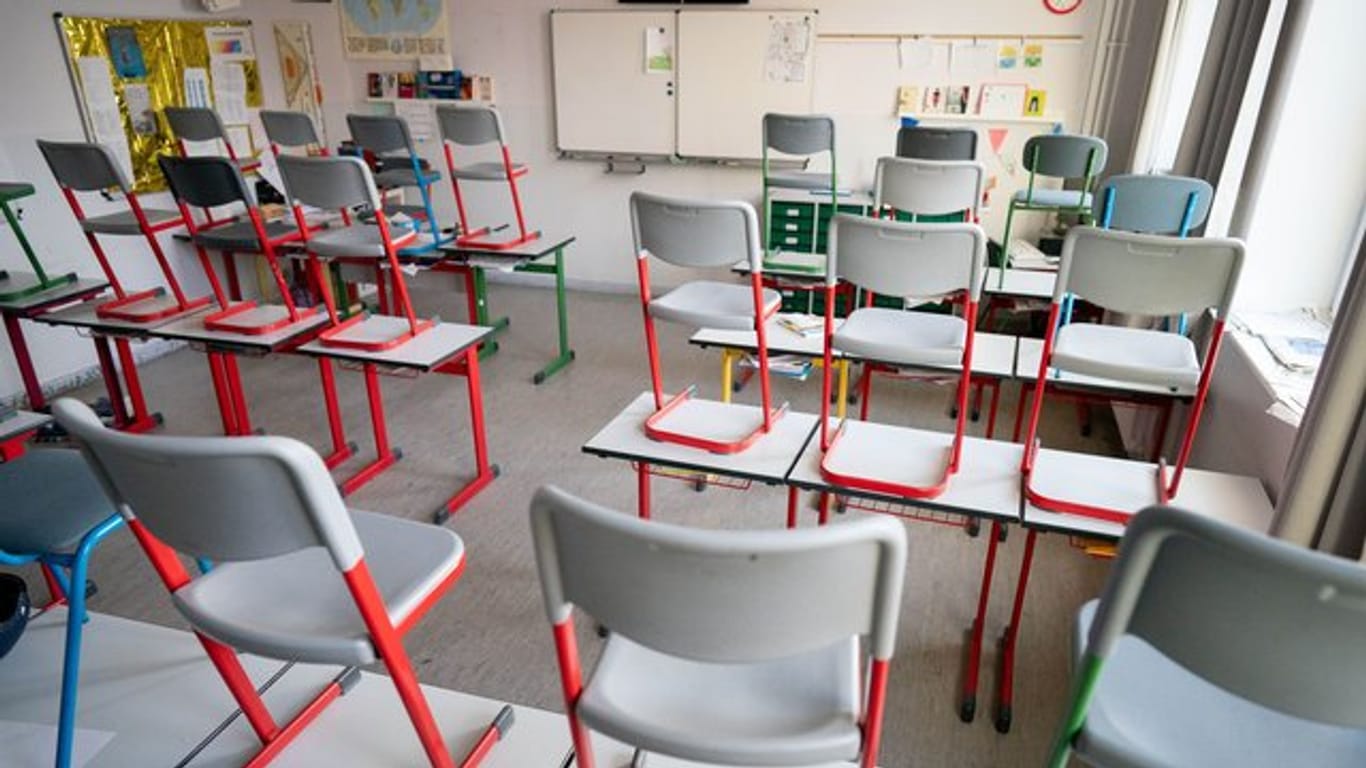 Seit Wochen stehen die Klassenzimmer in Deutschland leer.