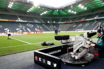 Ein Kameramann filmt das Aufwärmen der Mannschaften im zuschauerfreien Stadion Borussia Park.