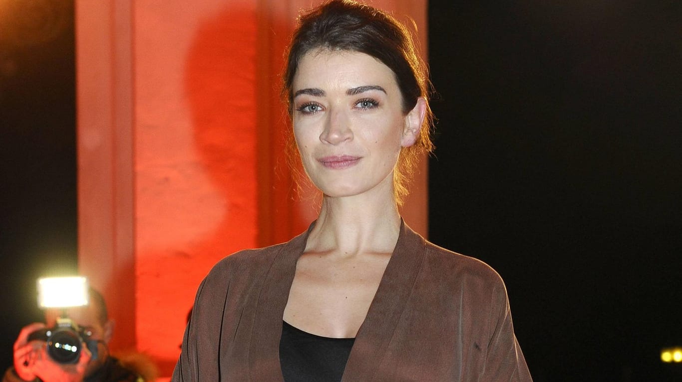 Anna Bederke: Die Schauspielerin hat sich bei den Dreharbeiten zu einem ZDF-Krimi verletzt.