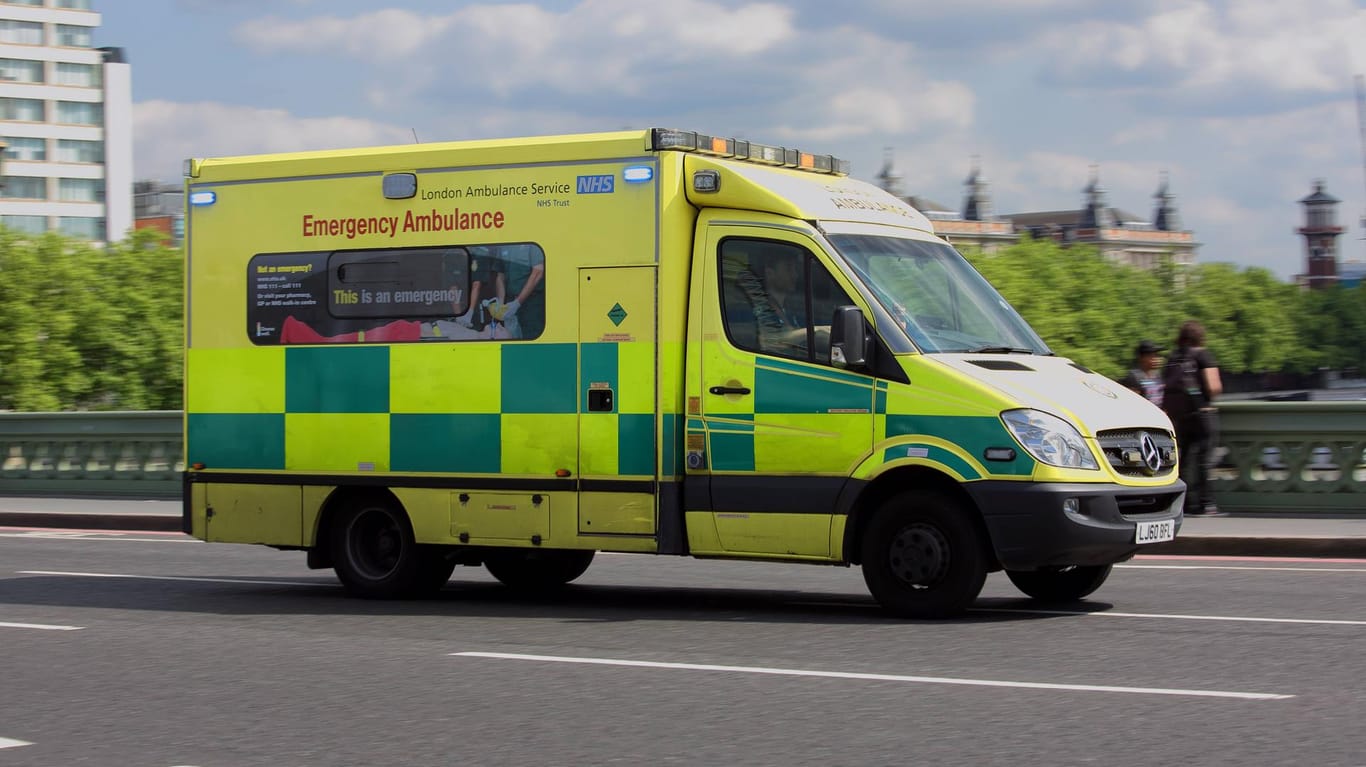 Notarztwagen im Einsatz: Eine 28-Jährige ist im britischen Bedfordshire an den Folgen ihrer Corona-Erkrankung gestorben. (Symbolbild)