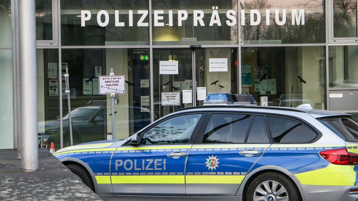 Ein Einsatzfahrzeug vor einem Polizeipräsidium (Symbolbild): In Bonn ist ein Betrunkener auf zwei Beamte losgegangen.