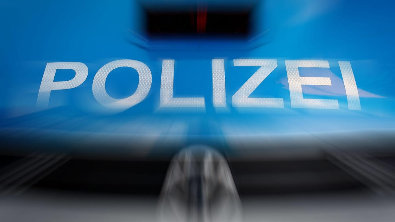 Mannschaftswagen der Polizei: Ein Betrunkener ist in Berlin zweimal mit seinem Auto in ein Polizeifahrzeug gefahren.