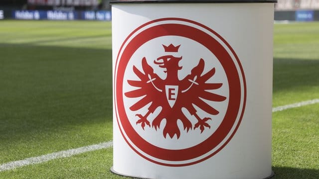 Bei der Eintracht hatten sich zwei Spieler und zwei Betreuer mit dem Covid-19-Erreger infiziert. Bei der Eintracht hatten sich zwei Spieler und zwei Betreuer mit dem Covid-19-Erreger infiziert.