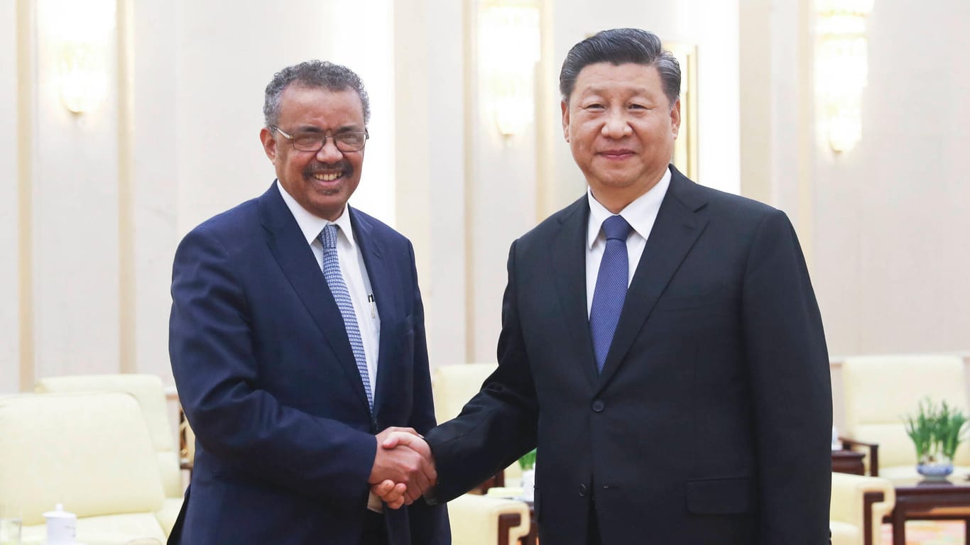 Dr. Tedros Adhanom Ghebreyesus und der chinesische Präsident Xi Jinping: Nach dem Treffen im Januar hatte der WHO-Direktor die Bemühungen Chinas gelobt.