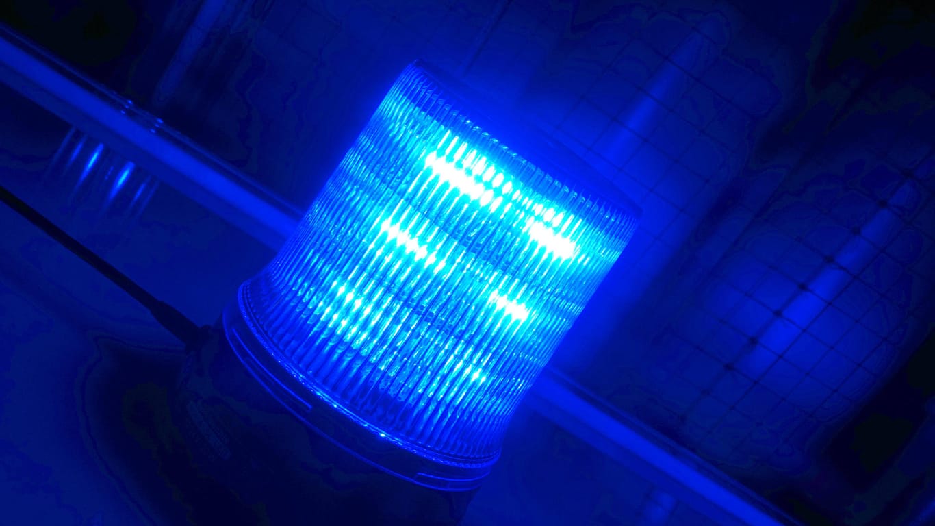 Leuchtendes Blaulicht: In Karlsruhe ist ein Motorradfahrer verunglückt.