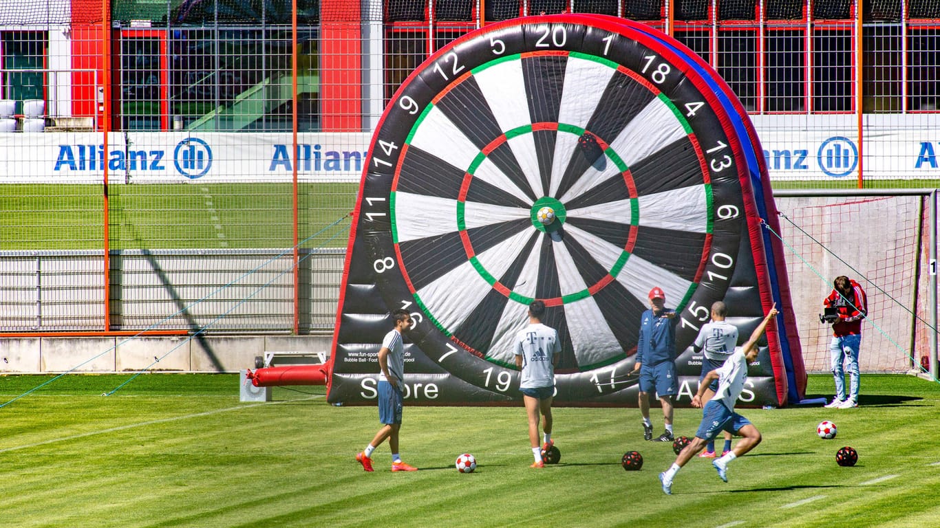 Fußball-Darts in kleinen Gruppen: Vor der entscheidenden Phase der Saison ist bei den Münchenern wegen der Corona-Krise nicht an normales Training zu denken.