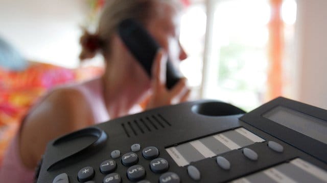 Eine Frau am Telefon: Wer einen ungebetenen Werbeanruf bekommt, sollte ihn melden und sich nichts aufschwatzen lassen. Eine Frau am Telefon: Wer einen ungebetenen Werbeanruf bekommt, sollte ihn melden und sich nichts aufschwatzen lassen.