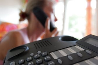 Eine Frau am Telefon: Wer einen ungebetenen Werbeanruf bekommt, sollte ihn melden und sich nichts aufschwatzen lassen.