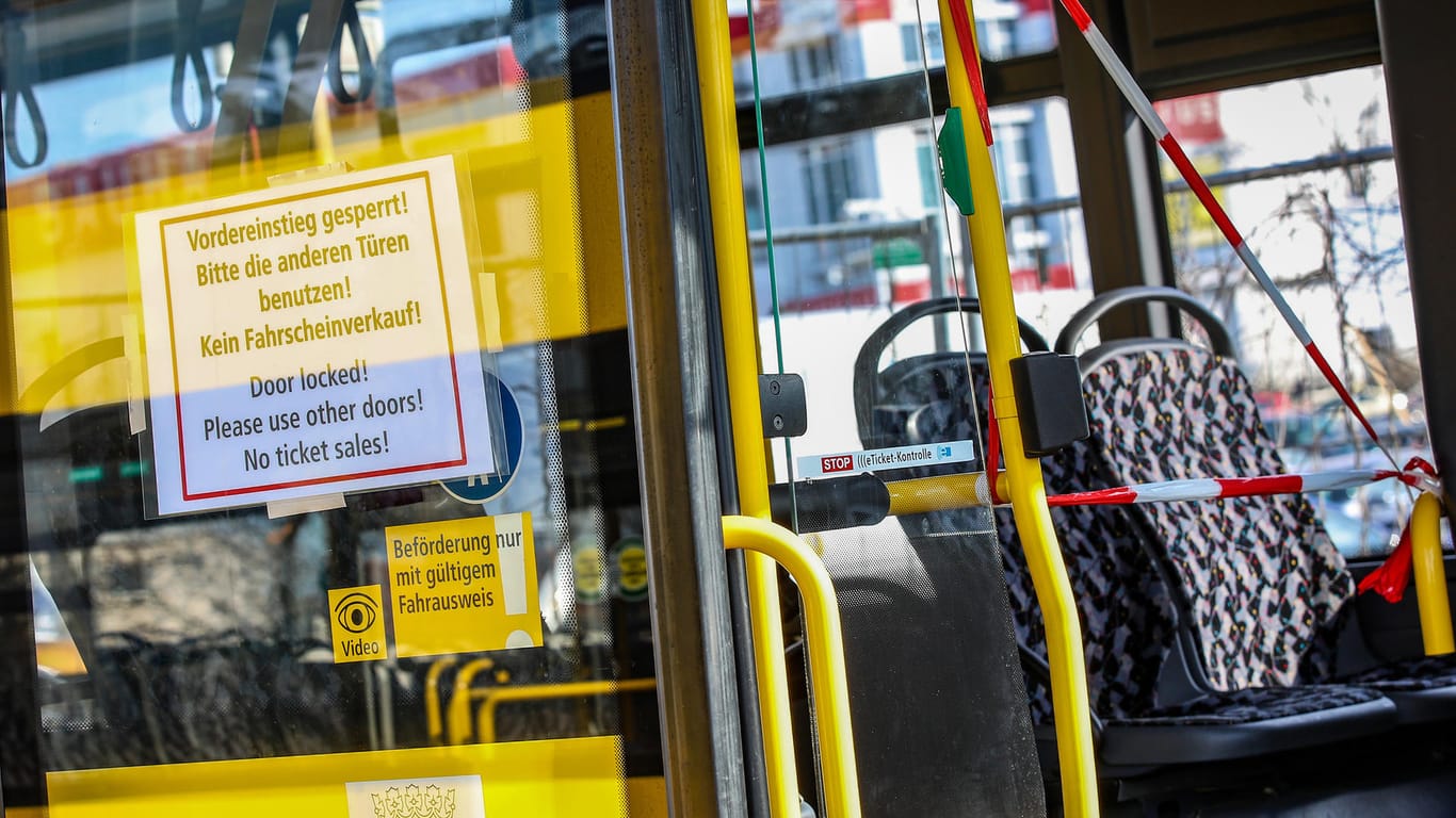 Schild mit "Kein Fahrscheinverkauf": in Bussen, wie auf dem Bild in Berlin, blieben bislang Bereiche abgesperrt.