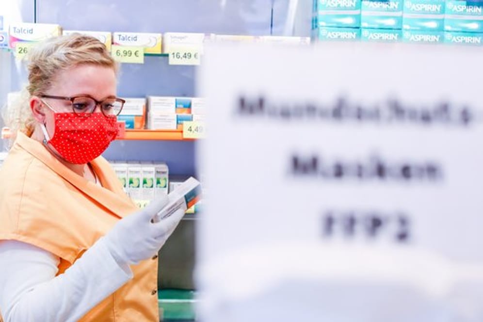 Maskenpflicht ab Montag in Sachsen: Eine Mitarbeiterin einer Leipziger Apotheke mit einem selbst genähten Mundschutz.