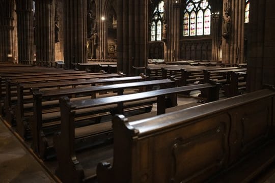 Leere Besucherbänke während eines Gottesdienstes im Freiburger Münster.