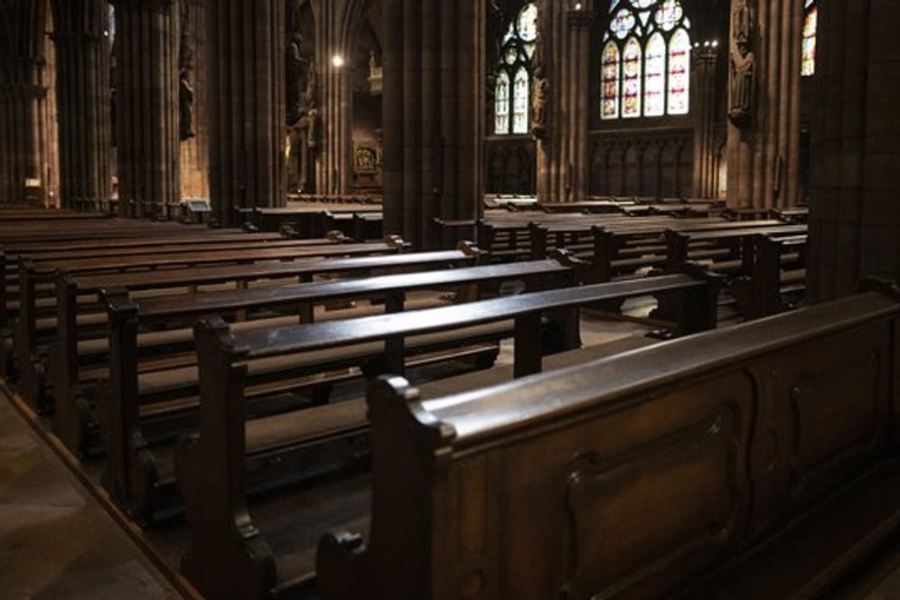 Leere Besucherbänke während eines Gottesdienstes im Freiburger Münster.