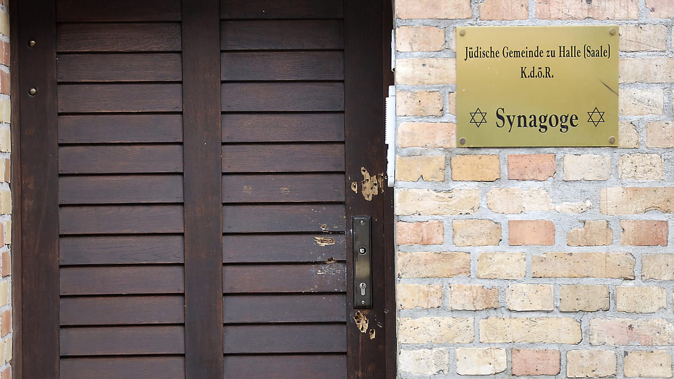 Tür an der jüdischen Synagoge in Halle: Dort wurde das erste Opfer des Amoklaufes von Stephan B. erschossen.