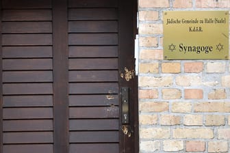 Tür an der jüdischen Synagoge in Halle: Dort wurde das erste Opfer des Amoklaufes von Stephan B. erschossen.