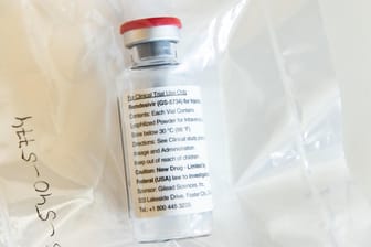 Eine Ampulle des Medikaments Remdesivir: Das Ebola-Mittel soll angeblich auch bei Patienten mit Covid-19 wirken.