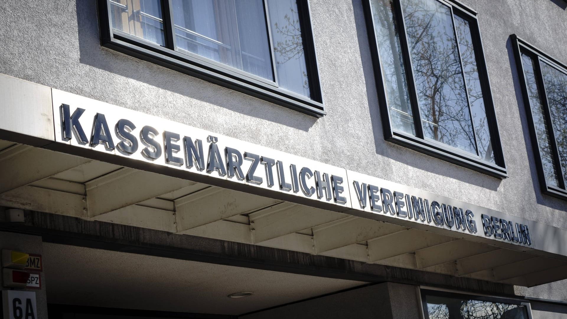 Die Kassenärztliche Vereinigung in Berlin: In der Hauptstadt können sich Menschen ohne Krankenversicherung während der Corona-Krise kostenlos behandeln lassen.