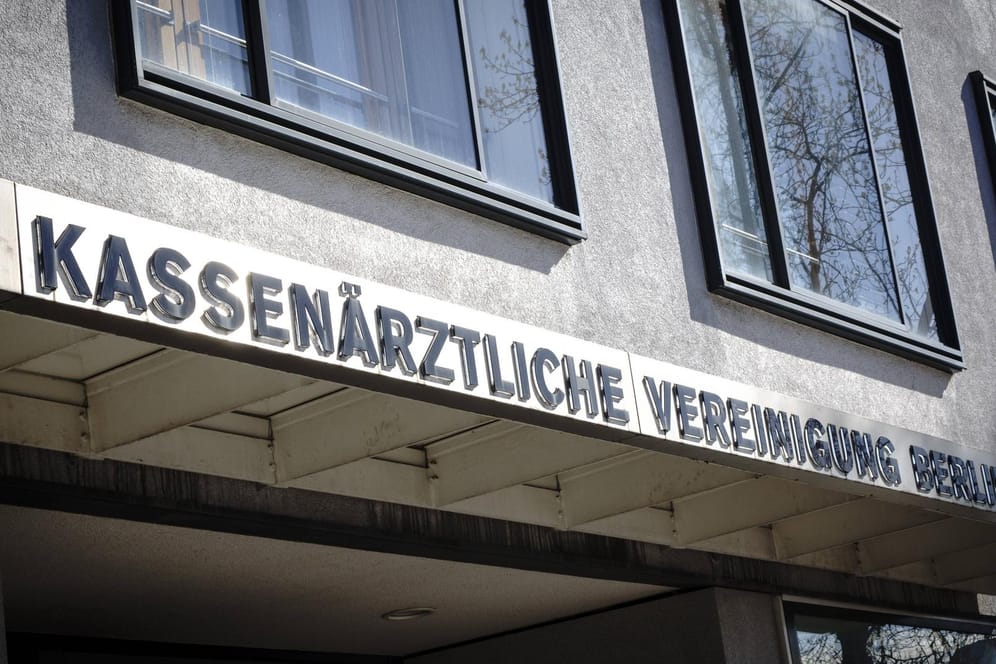 Die Kassenärztliche Vereinigung in Berlin: In der Hauptstadt können sich Menschen ohne Krankenversicherung während der Corona-Krise kostenlos behandeln lassen.