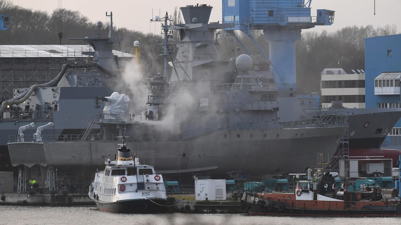 Schiffe der Deutschen Marine liegen auf dem Gelände der zur Lürssen-Gruppe ehörenden Peene-Werft.