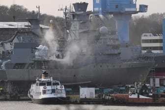 Schiffe der Deutschen Marine liegen auf dem Gelände der zur Lürssen-Gruppe ehörenden Peene-Werft.