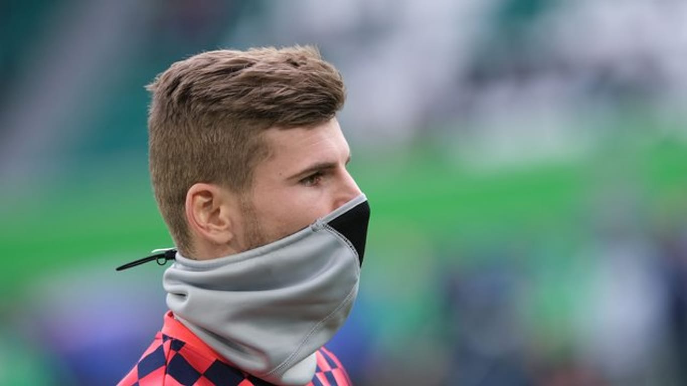 Fußballer könnten in der Corona-Krise nach Ansicht eines führenden belgischen Virologen mit Schutzmasken spielen.