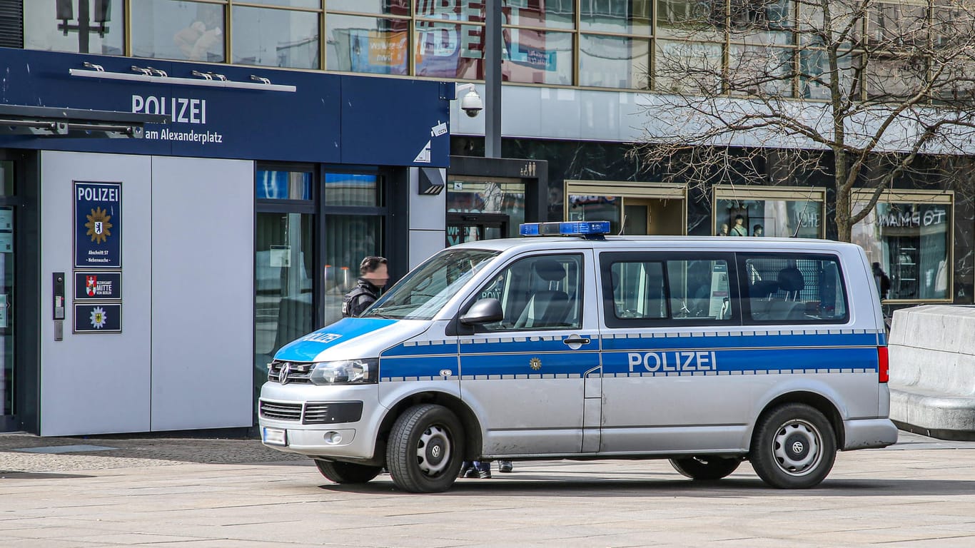 Die Polizeiwache am Alexanderplatz ist am später Freitagabend angegriffen worden. Ein Mann warf mehrere Steine durch das Fenster in Richtung der Beamten im Inneren. (Archivfoto)