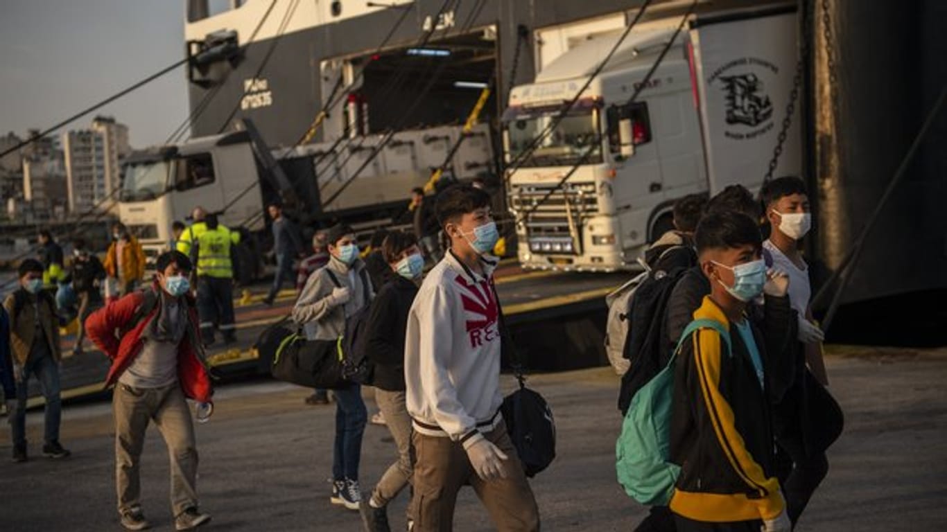 Eine Gruppe unbegleiteter Kinder aus überfüllten griechischen Flüchtlingslagern kommt am 15.