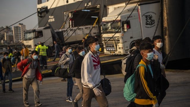Eine Gruppe unbegleiteter Kinder aus überfüllten griechischen Flüchtlingslagern kommt am 15. Eine Gruppe unbegleiteter Kinder aus überfüllten griechischen Flüchtlingslagern kommt am 15.
