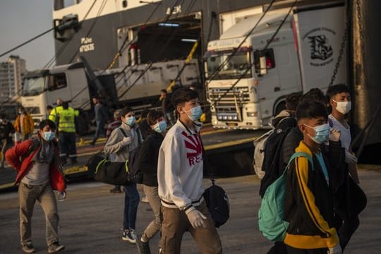 Eine Gruppe unbegleiteter Kinder aus überfüllten griechischen Flüchtlingslagern kommt am 15.