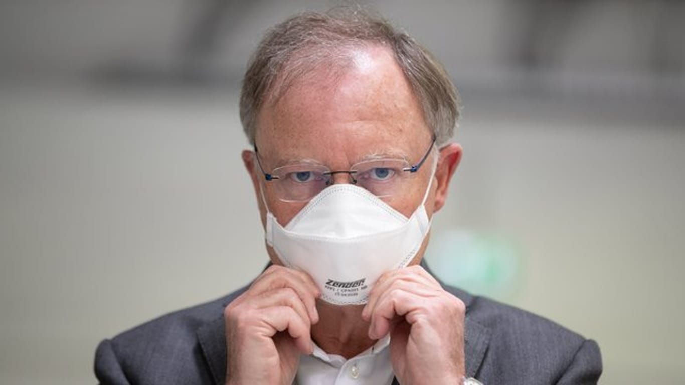 Ministerpräsident Stephan Weil trägt einen Mundschutz.