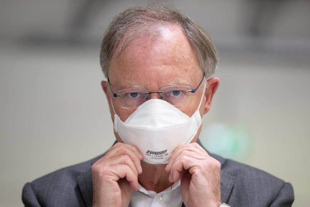 Ministerpräsident Stephan Weil trägt einen Mundschutz.
