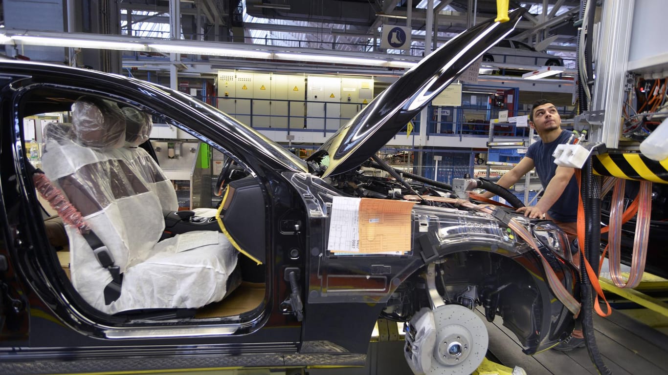 Autoproduktion: Nach vier Wochen Stillstand in großen Teilen der Produktion fährt Daimler seine Werke wieder hoch.