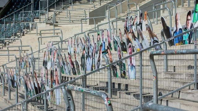 Die Gladbacher Spieler müssen auch bei Geisterspielen nicht auf die Gesichter ihrer Fans im Stadion verzichten - Pappfiguren sei Dank. Die Gladbacher Spieler müssen auch bei Geisterspielen nicht auf die Gesichter ihrer Fans im Stadion verzichten - Pappfiguren sei Dank.