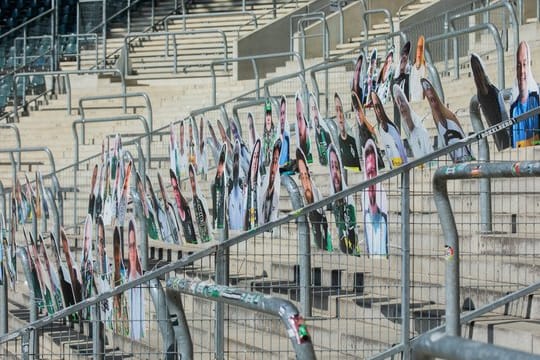 Die Gladbacher Spieler müssen auch bei Geisterspielen nicht auf die Gesichter ihrer Fans im Stadion verzichten - Pappfiguren sei Dank.