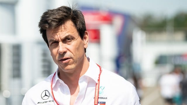 Toto Wolff steigt als Investor beim Sportwagenbauer Aston Martin ein.