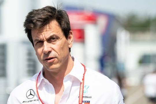 Toto Wolff steigt als Investor beim Sportwagenbauer Aston Martin ein.