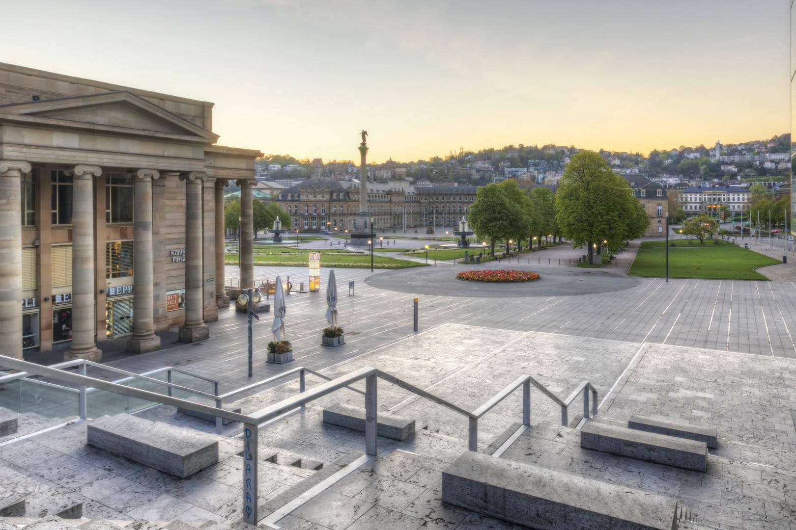 Der menschenleere Schlossplatz in Stuttgart: Wenn die Stadt nicht anders entscheidet, darf der Kläger am Samstagnachmittag dort demonstrieren. (Archivbild)