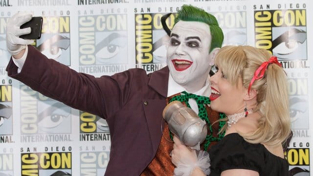 Kostümierte Besucher der Comic-Con Messe machen ein Selfie von sich. Kostümierte Besucher der Comic-Con Messe machen ein Selfie von sich.
