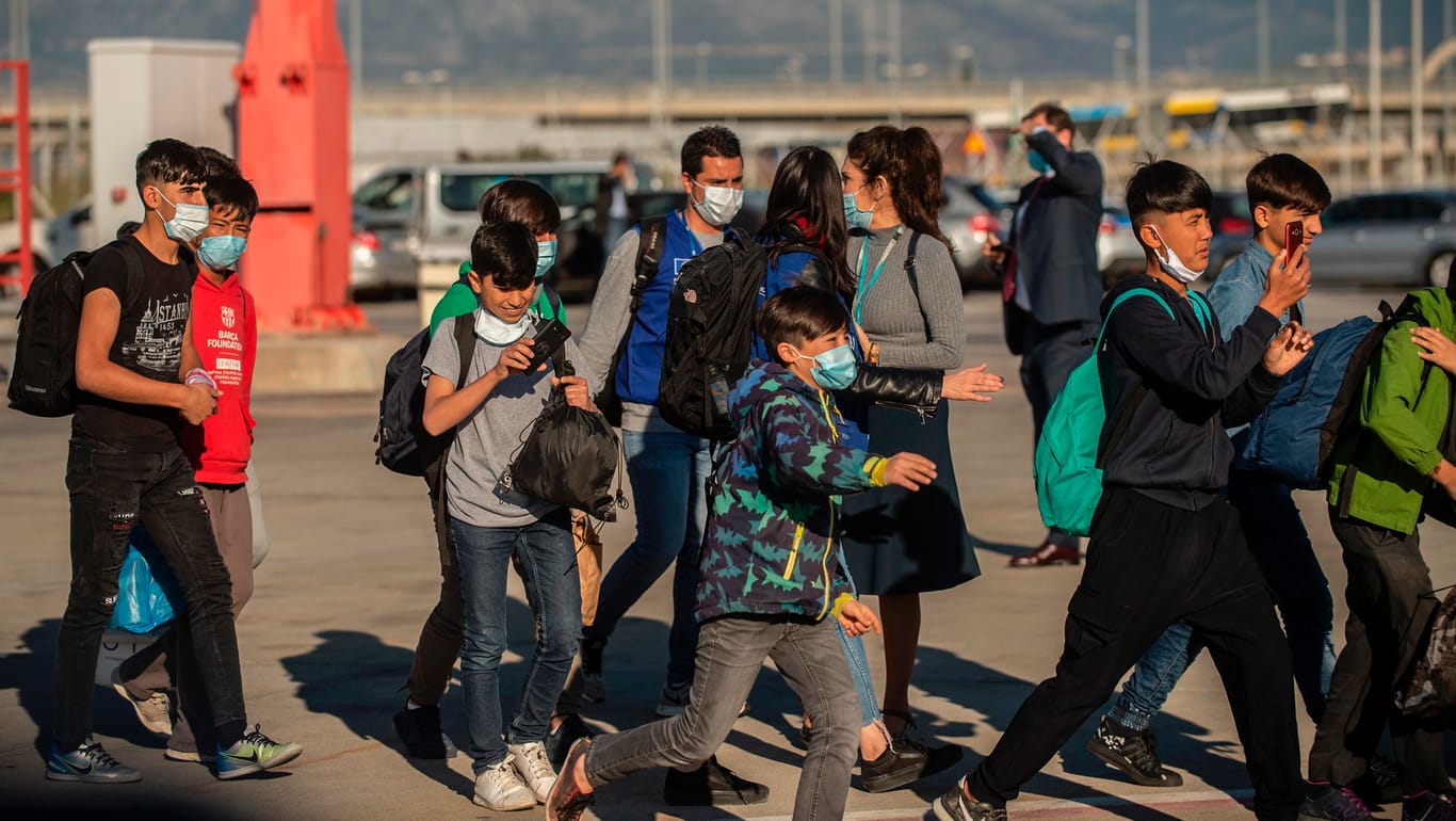 Die jugendlichen Flüchtlinge auf dem Weg zu einem Flugzeug, das sie von Athen nach Hannover bringen soll: Inzwischen sind die 47 Kinder und Jugendliche in Deutschland gelandet.