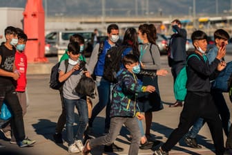 Die jugendlichen Flüchtlinge auf dem Weg zu einem Flugzeug, das sie von Athen nach Hannover bringen soll: Inzwischen sind die 47 Kinder und Jugendliche in Deutschland gelandet.